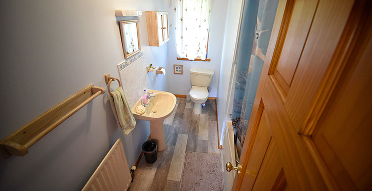 Kenmore Bed and Breakfast accommodation twin room has a bathroom with shared facilities