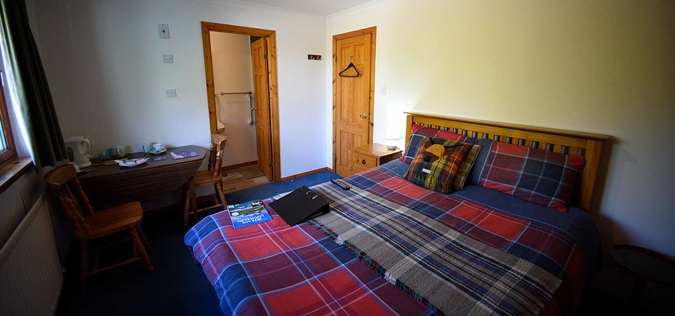 Kenmore Bed and Breakfast accommodation contains a comfortable double room with WIFI internet and en suite shower room