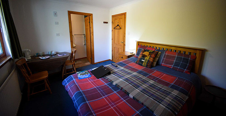 Kenmore Bed and Breakfast accommodation contains a comfortable double room with WIFI internet and en suite shower room