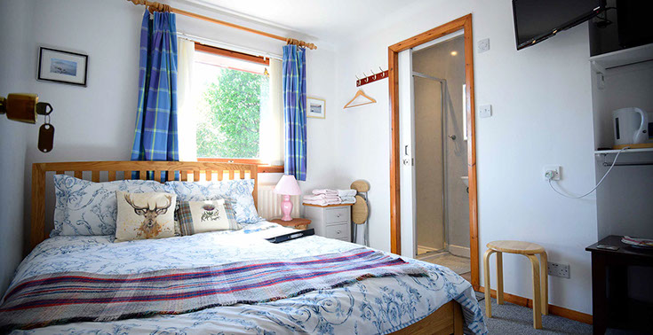 Kenmore bed and breakfast accommodation contains a comfortable compact double room with en suite shower room