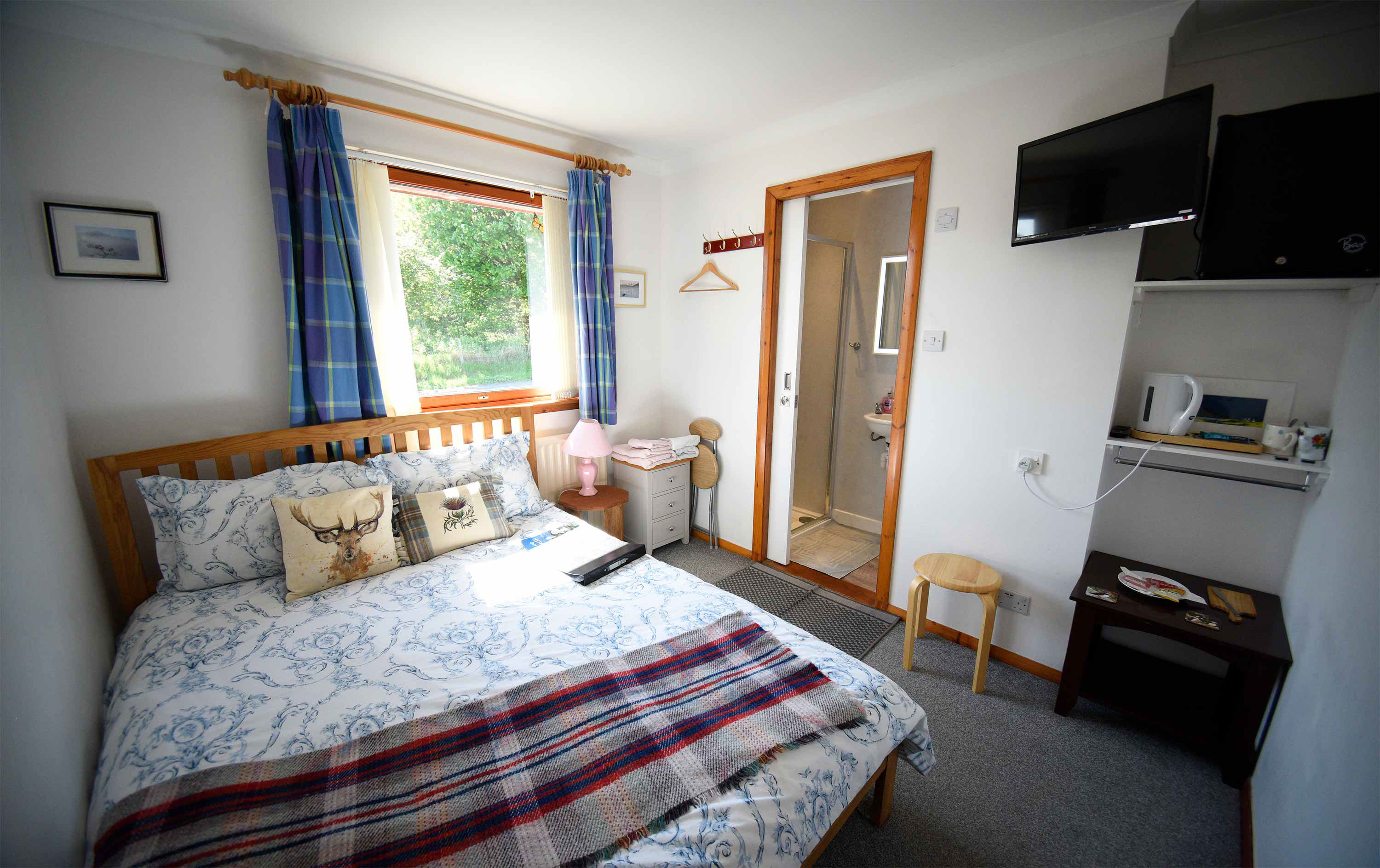 Our bed and breakfast accommodation contains a family room with king size bed and twin bed